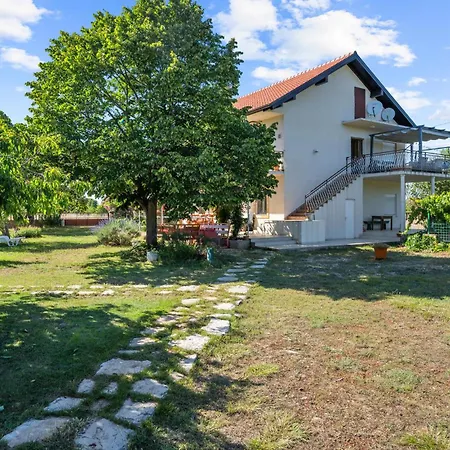 Cozy In With Kitchen Apartment Lozovac