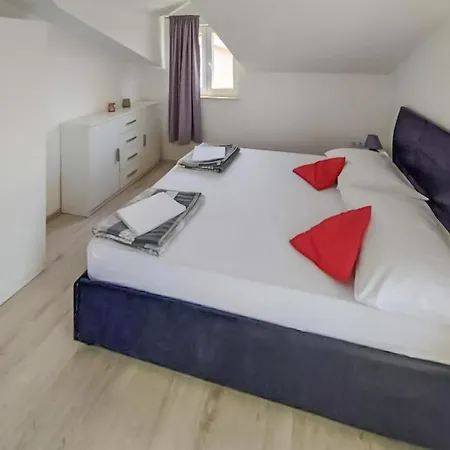 Апартаменты 1 Bedroom Amazing Apartment In Sibenik Шибеник